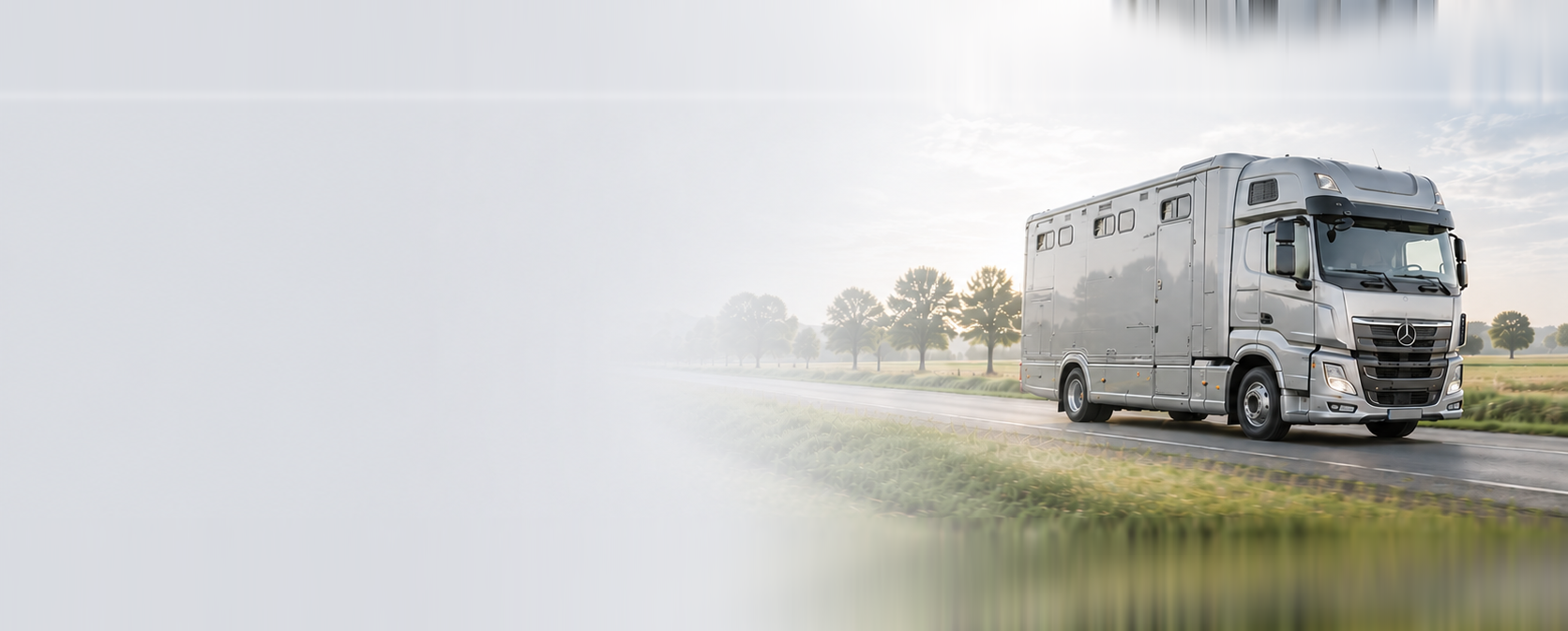 Professionele paardenvrachtwagen onderweg op een landweg